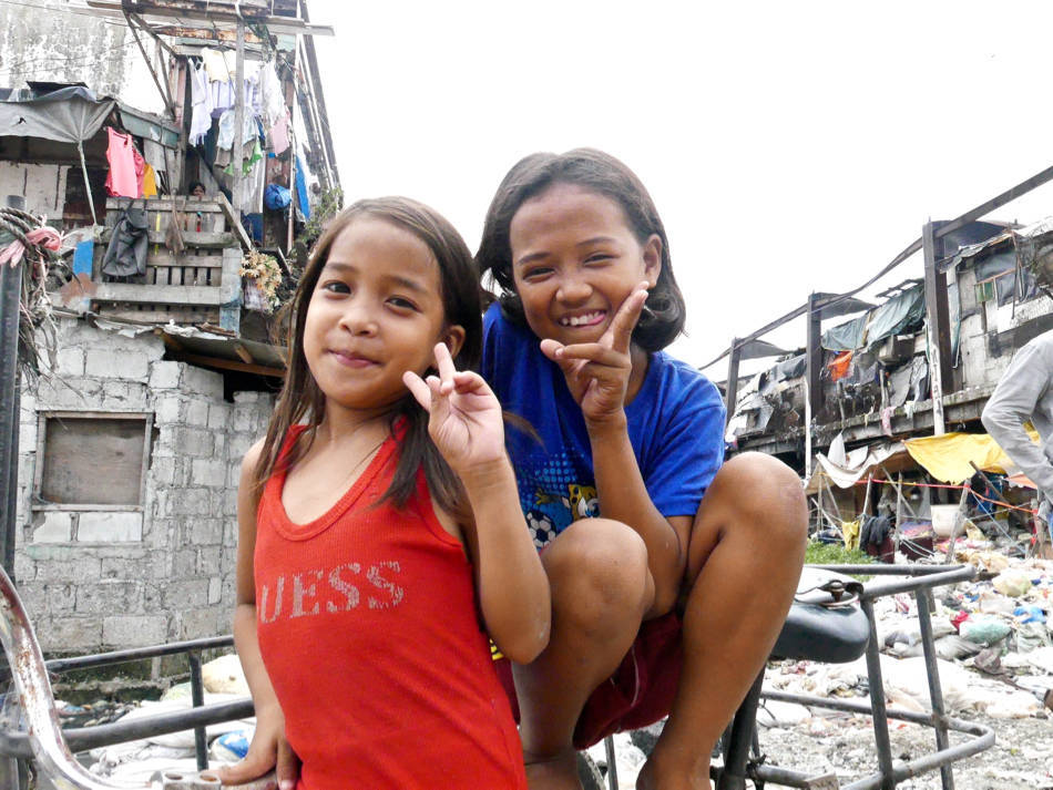manila slum girls - Girl vs Globe